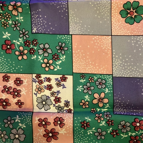 Beautiful, floral print Vintage scarf. - Picture 3 of 5